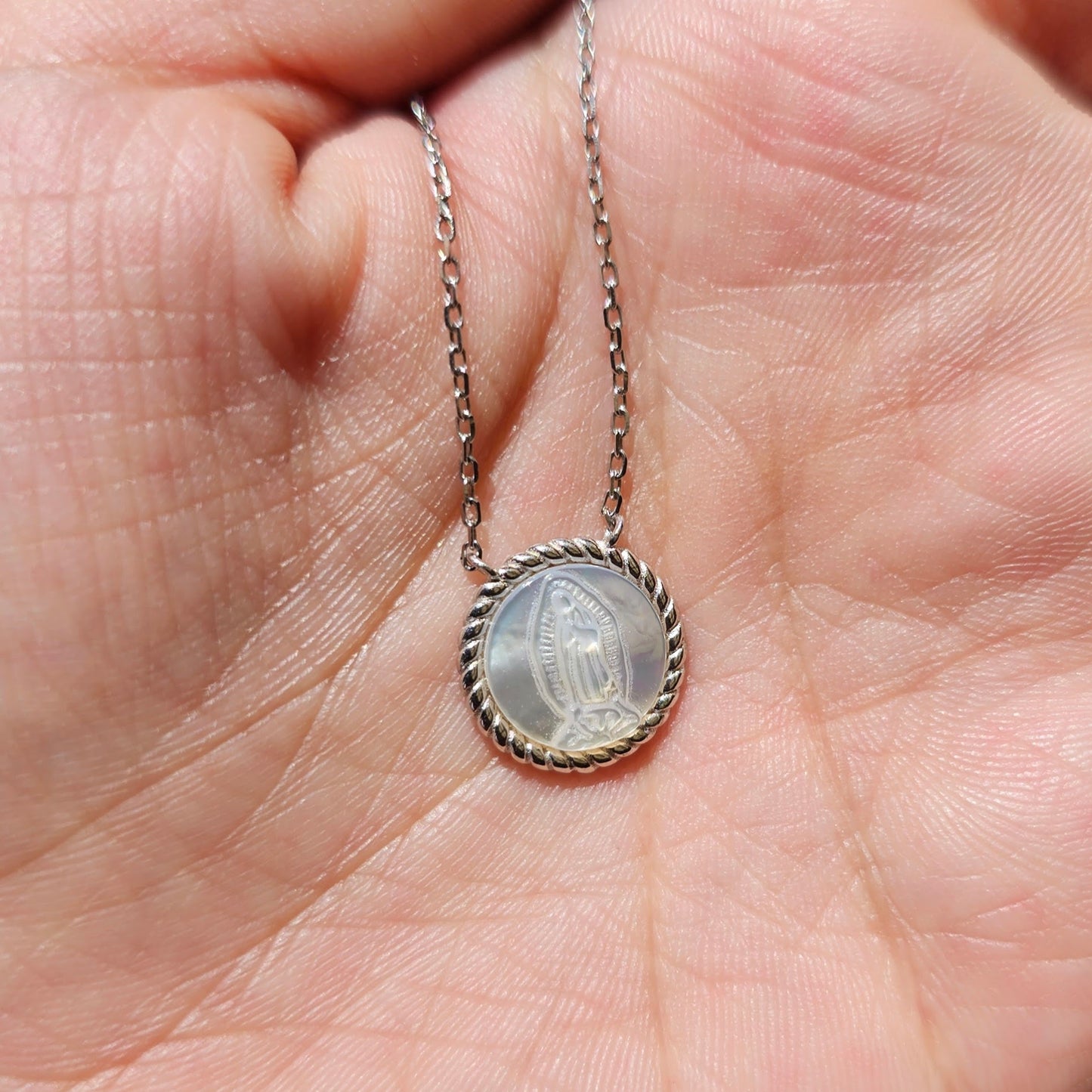 Perla madre Guadalupana redonda