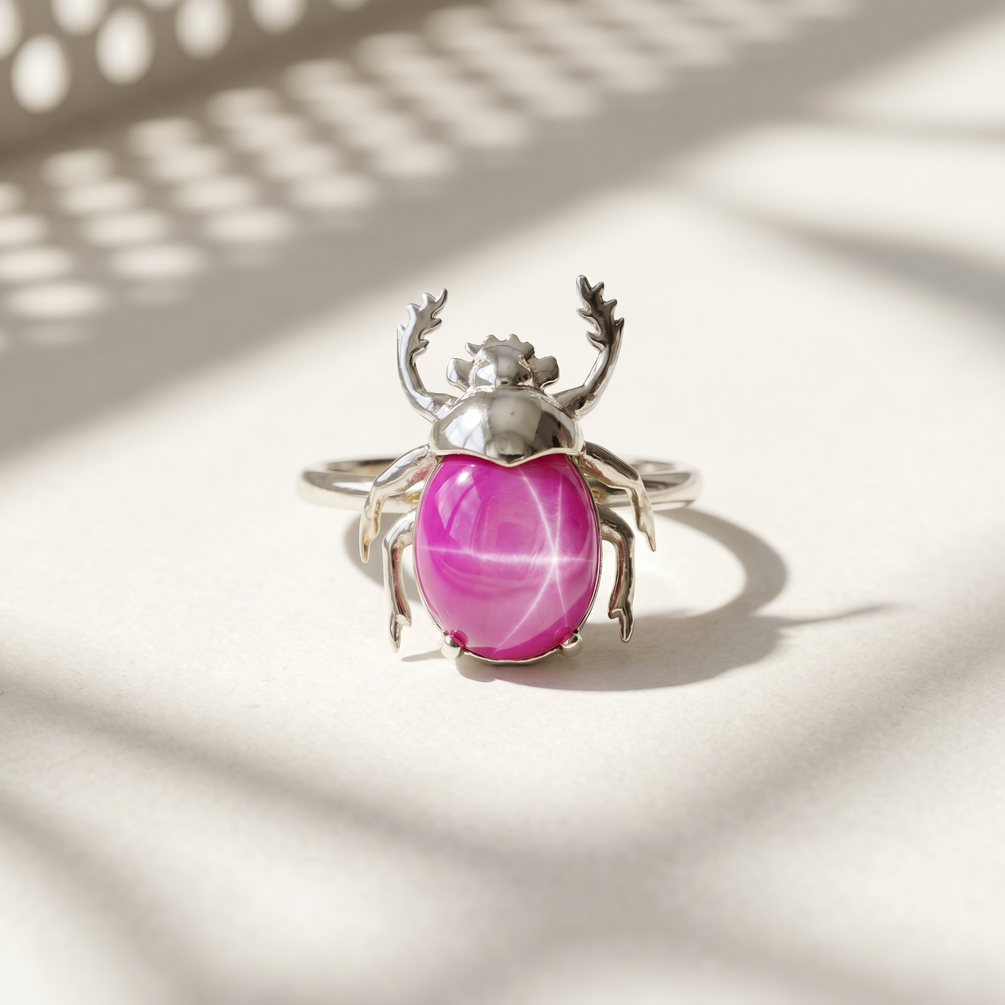 Anillo Escarabajo Estelar - Rubí Estrella Plateado