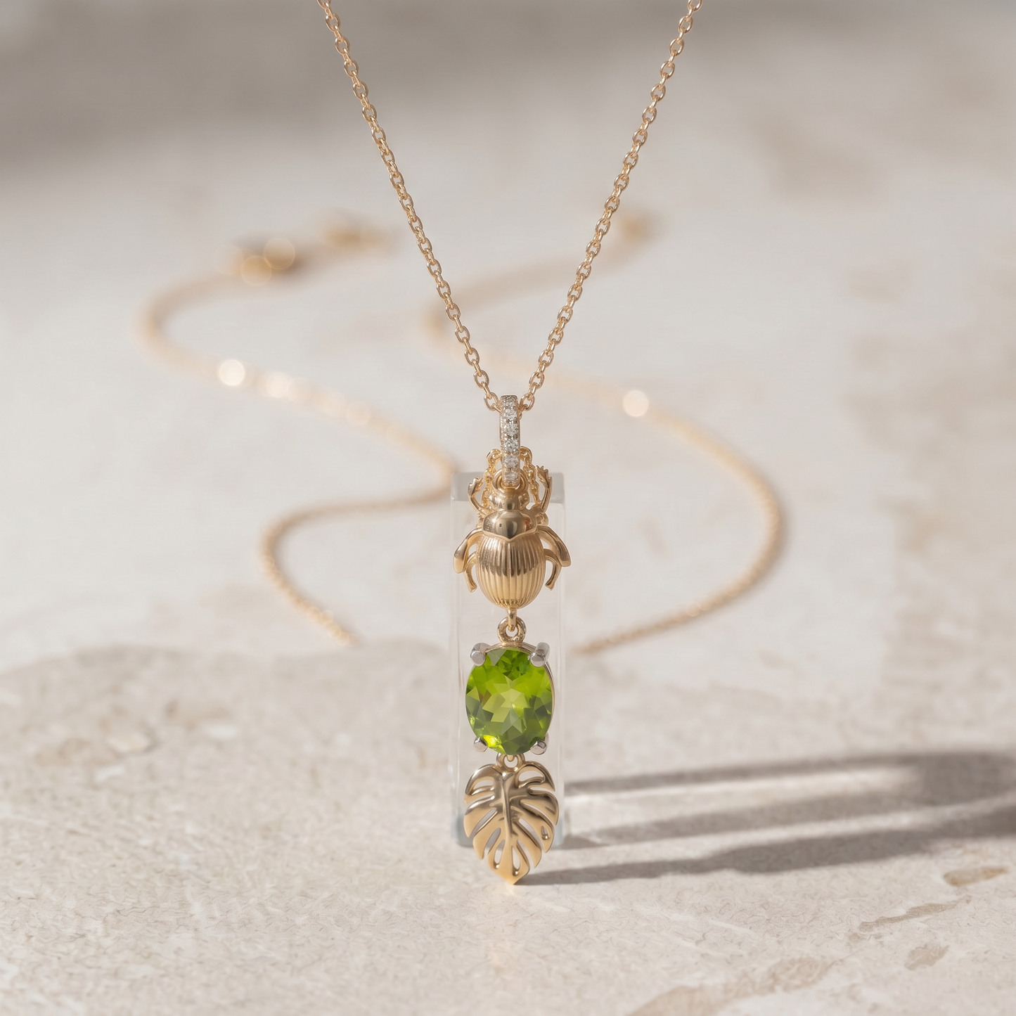 Gargantilla Monstera Peridoto y Escarabajo