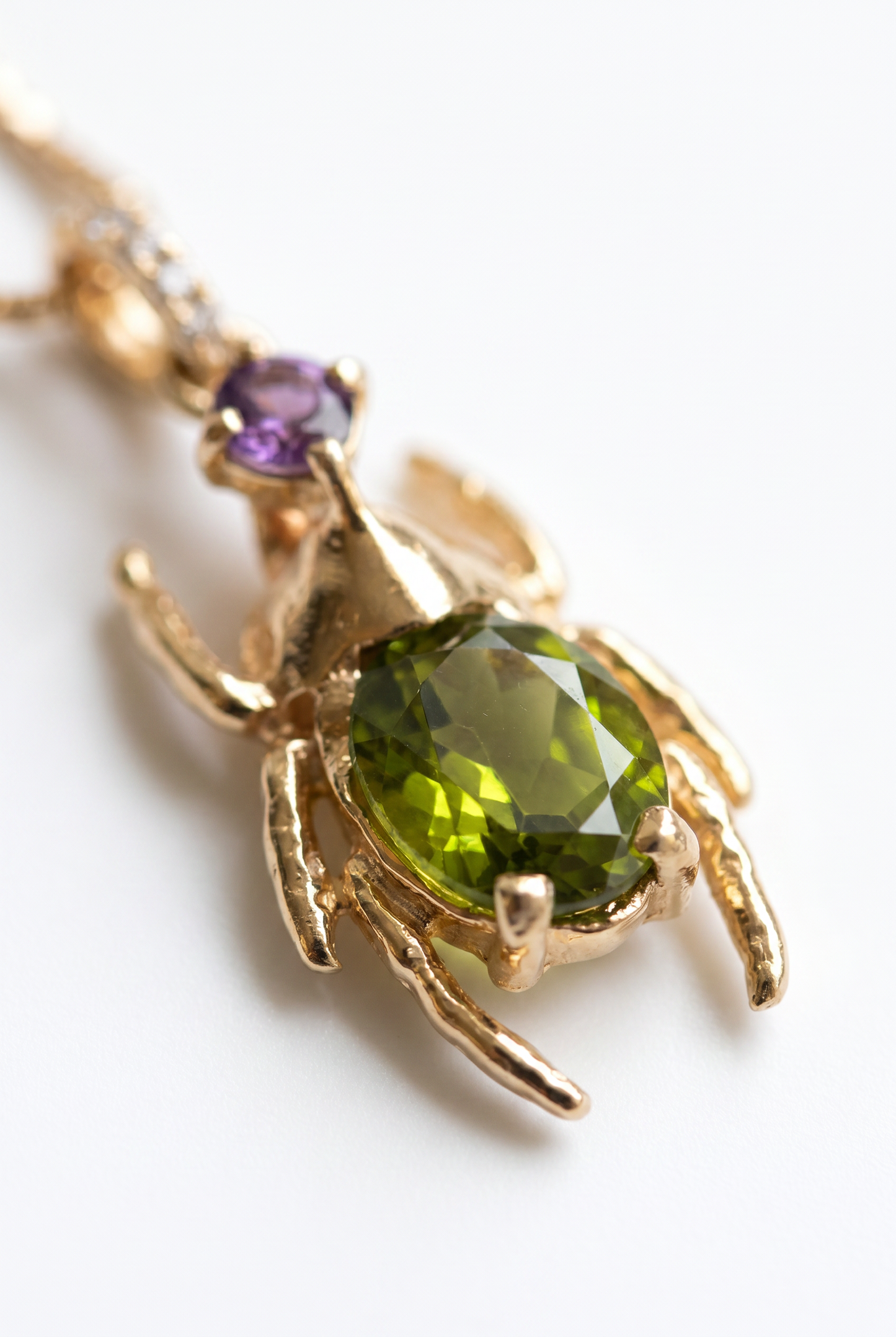 Oliva — Colgante Escarabajo Peridoto y Amatista