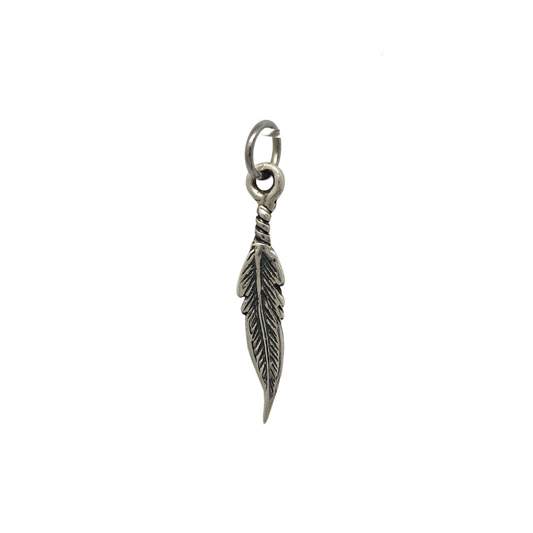 Dije pluma chica