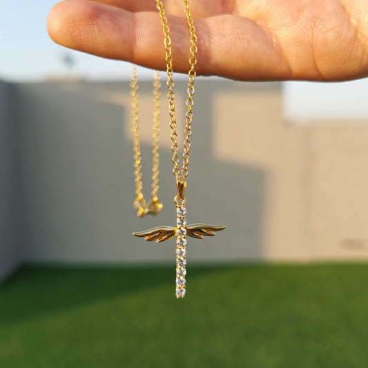 Dije Cruz con alitas