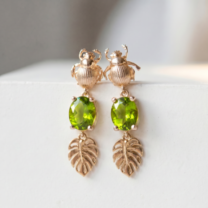 Aretes Monstera Peridoto y Escarabajo