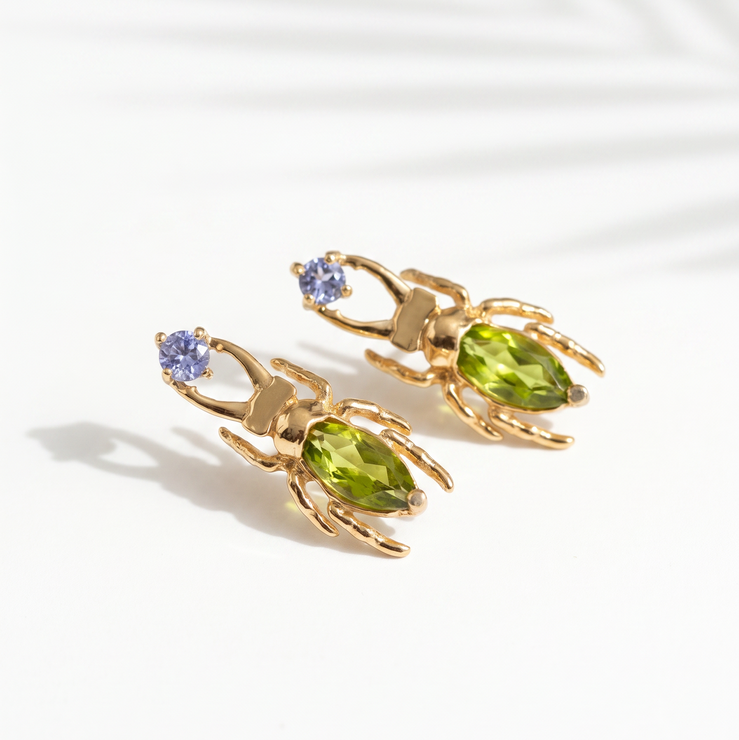 Crisol — Aretes Escarabajo Peridoto y Tanzanita