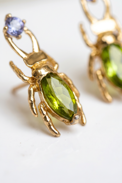 Crisol — Aretes Escarabajo Peridoto y Tanzanita
