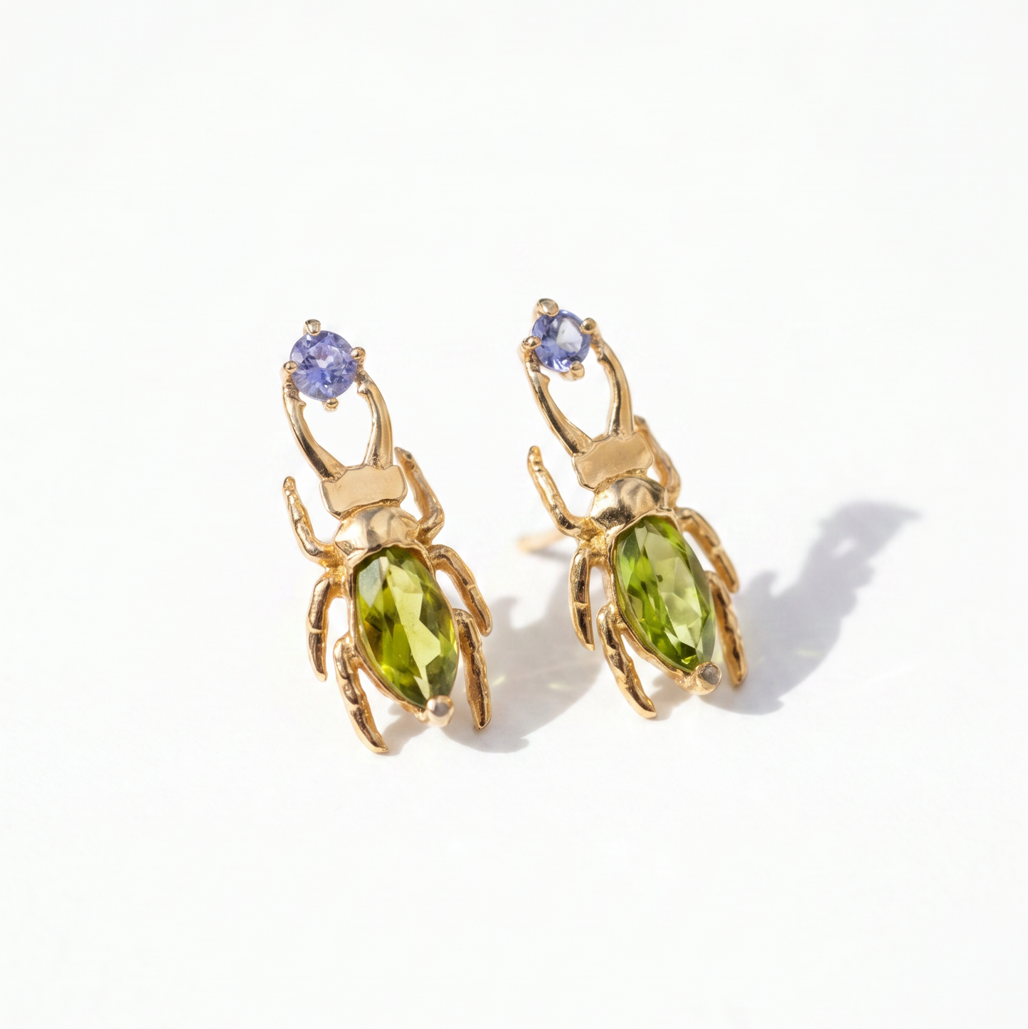 Crisol — Aretes Escarabajo Peridoto y Tanzanita