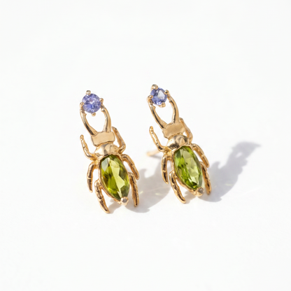 Crisol — Aretes Escarabajo Peridoto y Tanzanita