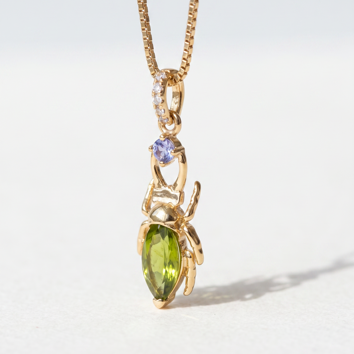 Crisol — Colgante Escarabajo Peridoto y Tanzanita