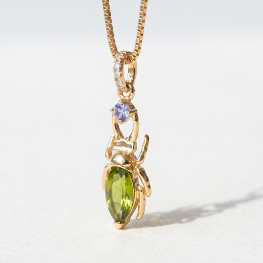 Crisol — Colgante Escarabajo Peridoto y Tanzanita