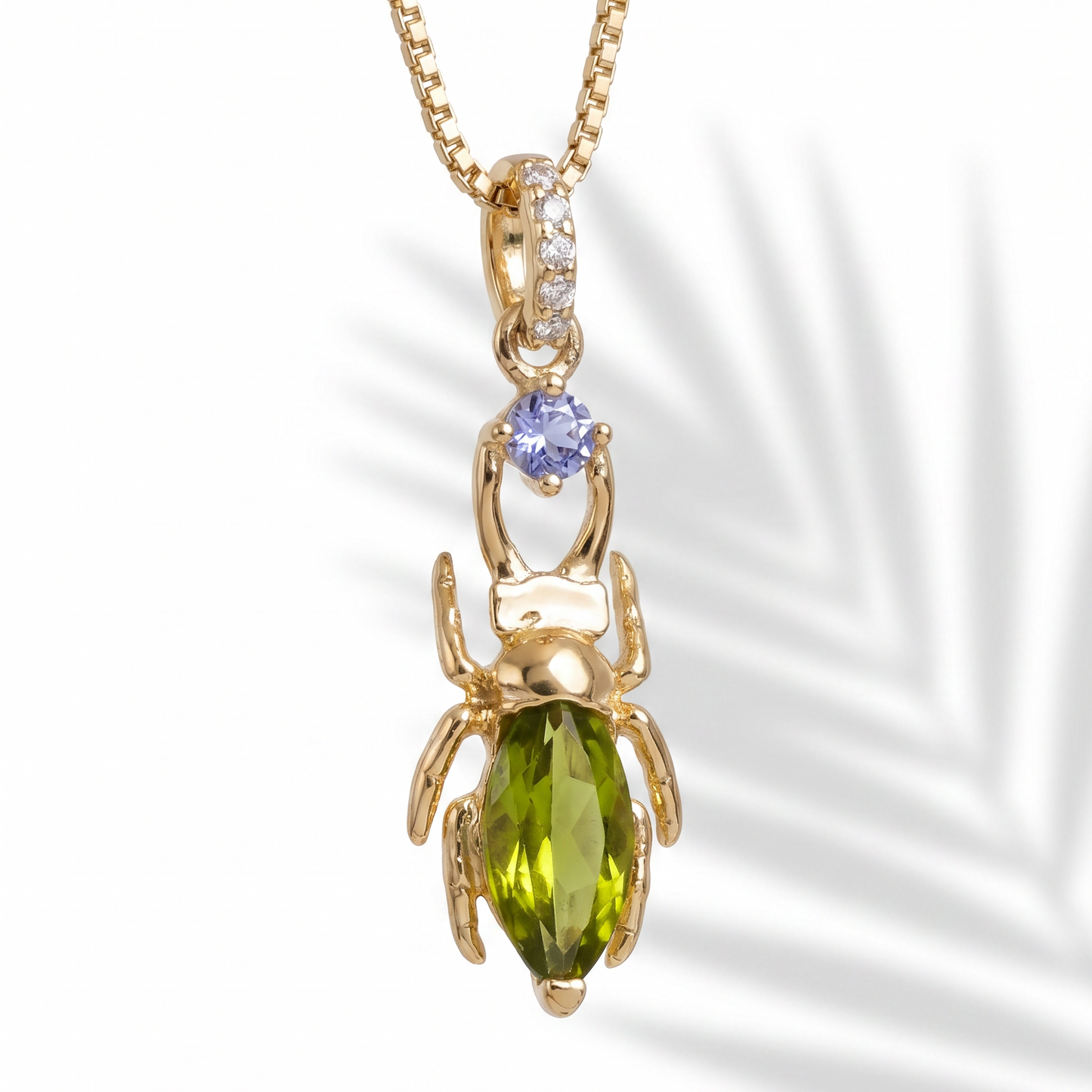 Crisol — Colgante Escarabajo Peridoto y Tanzanita