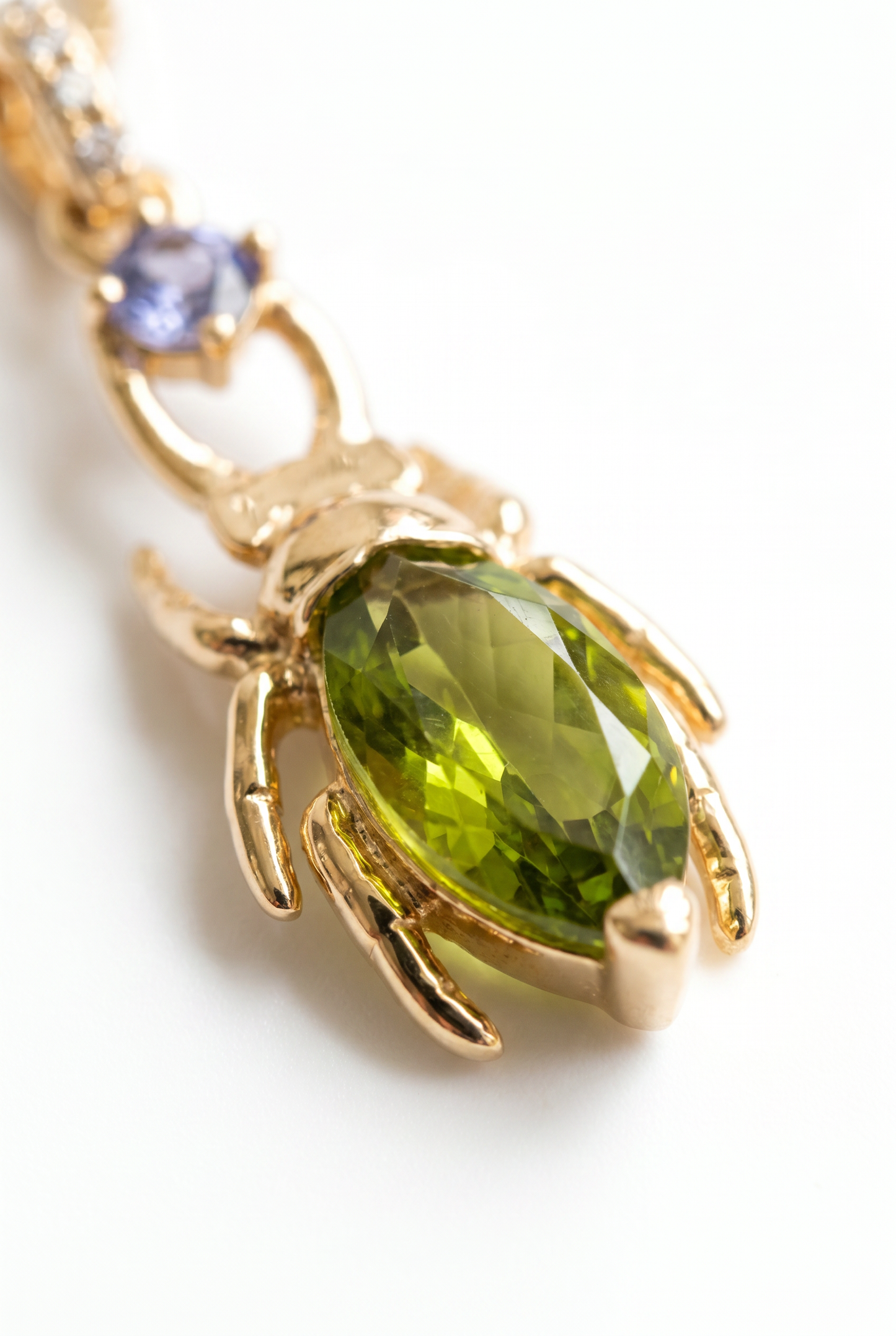 Crisol — Colgante Escarabajo Peridoto y Tanzanita