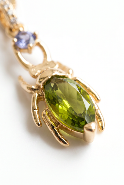Crisol — Colgante Escarabajo Peridoto y Tanzanita