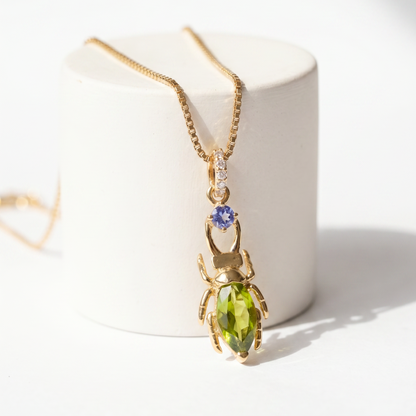 Crisol — Colgante Escarabajo Peridoto y Tanzanita