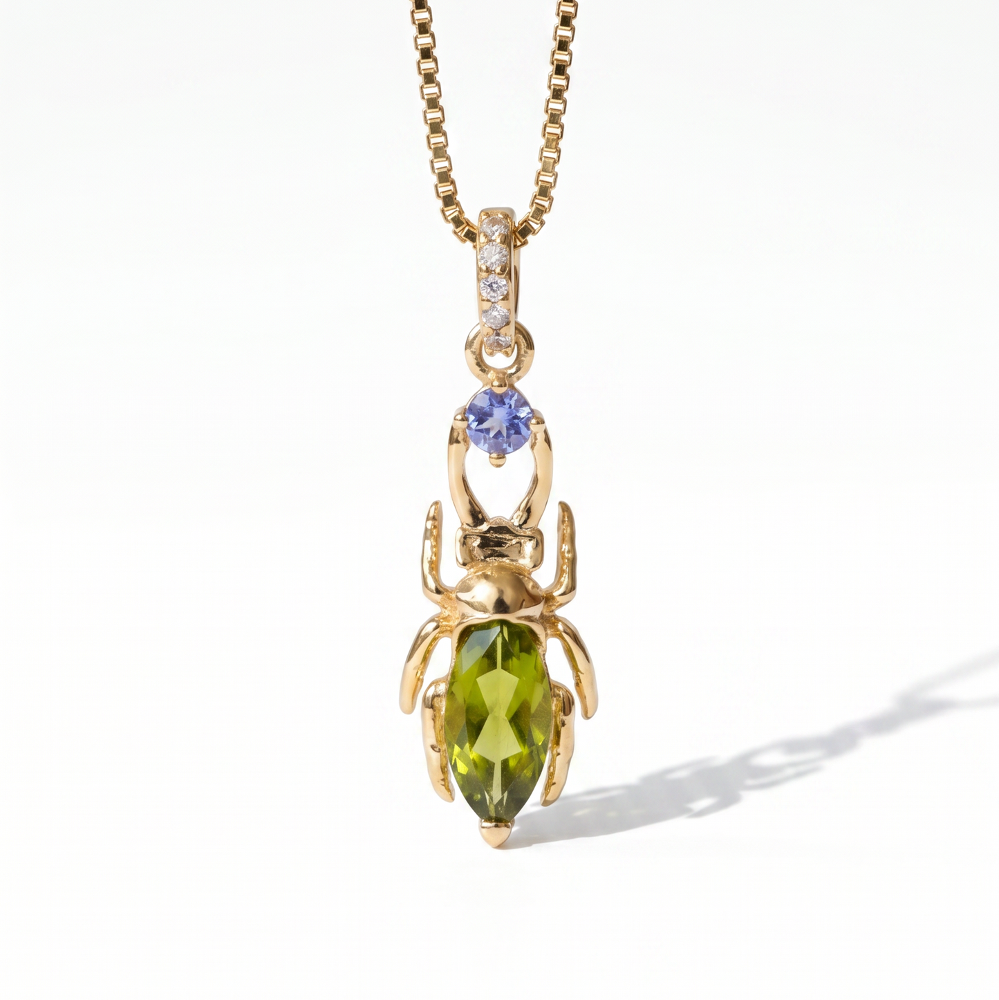 Crisol — Colgante Escarabajo Peridoto y Tanzanita