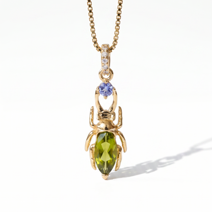 Crisol — Colgante Escarabajo Peridoto y Tanzanita