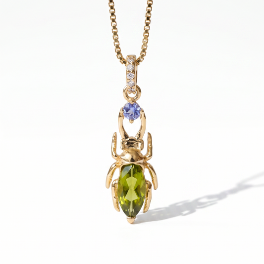 Crisol — Colgante Escarabajo Peridoto y Tanzanita