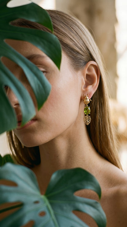 Aretes Monstera Peridoto y Escarabajo