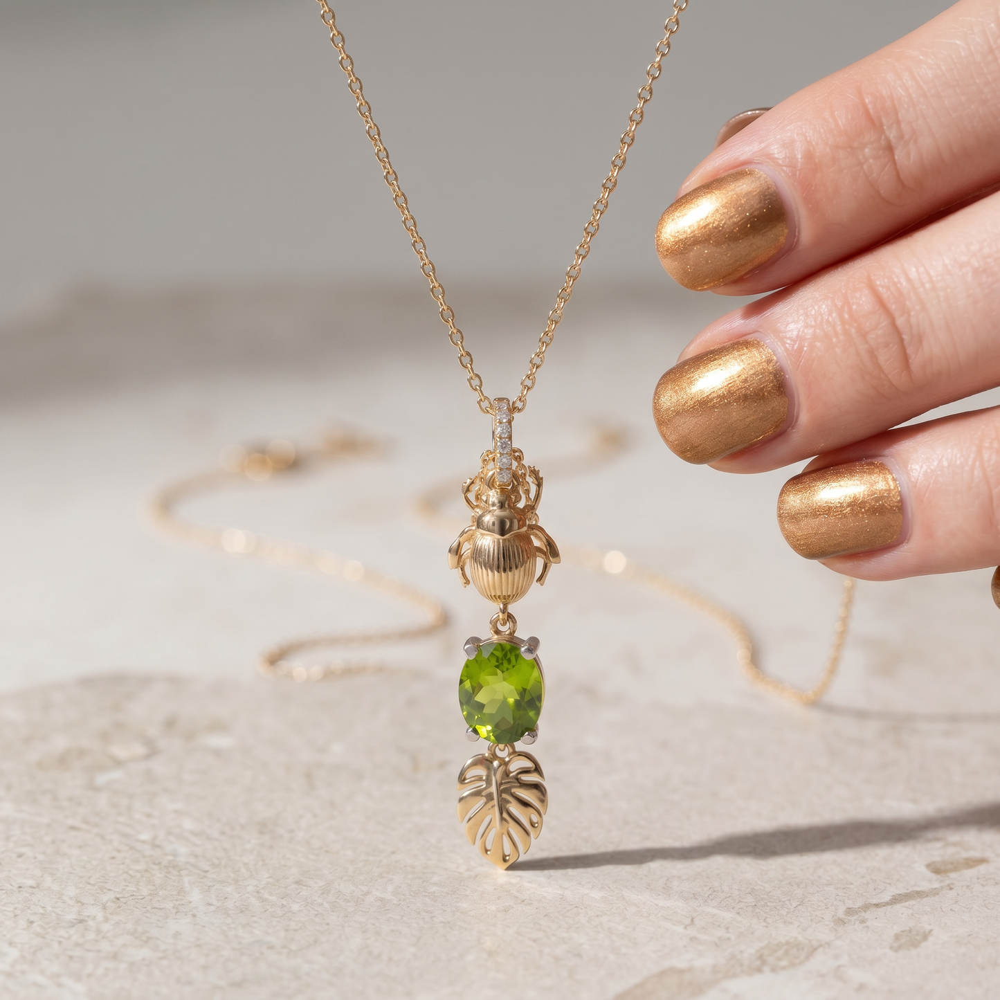 Gargantilla Monstera Peridoto y Escarabajo